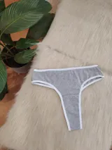 Vedetina de algodón gris con bordes en color blanco, diseñada para brindar comodidad diaria.