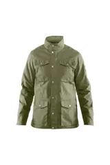 Campera verde con cuello alto, cierre frontal con botones a presión y cuatro bolsillos frontales con solapa y botón.