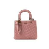 Cartera tipo tote bag color rosa, con diseño acolchado en forma de chevron. Tiene doble asa corta, correa larga regulable y herrajes dorados. El acceso es con cierre y broches imantados. Cuenta con tres compartimentos y bolsillos internos.