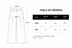 Pantalon de pana de corte ancho con pinzas delanteras, cierre frontal con boton y bolsillos laterales.