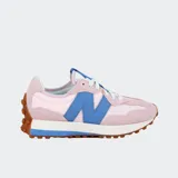 Championes urbanos New Balance modelo 327, con diseño retro inspirado en los años 70. Presentan una combinación de colores rosado y azul, con el logo 'N' sobredimensionado en el lateral, entresuela de espuma acolchada y suela de goma con tacos extendidos hacia el talón.