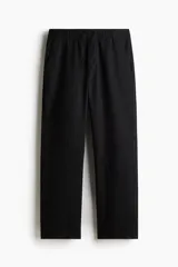 Pantalón negro de lino y algodón, con corte relaxed fit. Cuenta con cintura elástica y cordón ajustable, bolsillos al bies y bolsillos traseros insertados.