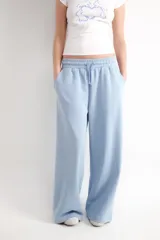 Pantalón jogger gris oscuro de tiro medio, con cintura elástica con cordón ajustable y pernera recta y ancha.