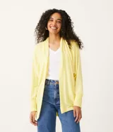 Cardigan alargado en tejido de punto color amarillo, con ribana en los puños y barra redondeada.