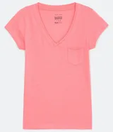 Remera básica de manga corta, color salmón, con escote en V y un pequeño bolsillo aplicado en el pecho.
