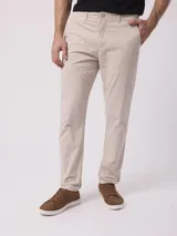 Pantalon chino de corte recto en color azul marino, con bolsillos laterales y cierre frontal.