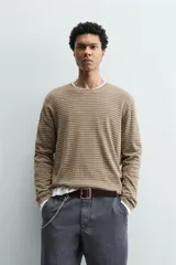 Jersey relaxed fit de cuello redondo y manga larga, con diseño de rayas horizontales y acabados en rib.