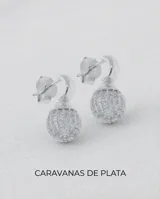 Caravanas de plata con diseño colgante en forma de esfera pavé, completamente cubiertas de circonias brillantes.