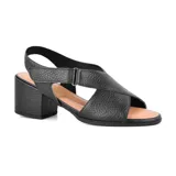 Sandalias de cuero color beige con tiras cruzadas y ajuste con velcro. Cuentan con tecnología Care Juanetes y taco cuadrado.