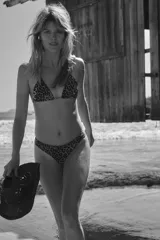 Conjunto de bikini color verde petróleo, compuesto por un corpiño triangular clásico con breteles finos y una bombacha tipo semivedetina.