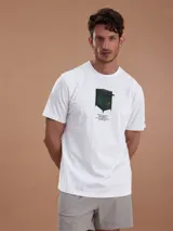 Remera blanca con cuello redondo, manga corta y estampa gráfica frontal de una caja de herramientas con texto descriptivo.