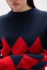 Sweater de tejido jacquard con diseño de rombos en colores azul marino y rojo, de corte holgado, manga larga y cuello redondo.
