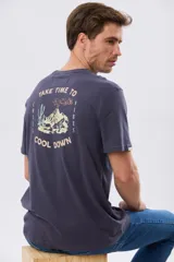 Remera gris oscuro de manga corta y cuello redondo, con un estampado gráfico en la espalda que incluye un paisaje de montaña y la leyenda "Take time to chill vibes cool down".