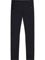 Pantalón chino negro de corte slim con pierna recta, confeccionado en algodón pima elástico. Presenta cierre de cremallera con botón, dos bolsillos ribeteados en la cintura y dos bolsillos traseros de ojal con botón.