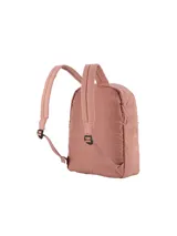 Mochila acolchada de diseño quilting, con compartimento principal con cierre, bolsillo frontal con cierre y aplique con logo de la marca.