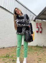 Campera de polar con estampado de cebra y forro de polar negro.