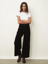Pantalón de jean color azul muy oscuro, casi negro, con corte recto y tiro alto. Presenta diseño de cinco bolsillos y cierre frontal con botón.
