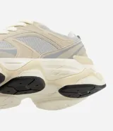 Championes de running Viko con diseño de paneles superpuestos en tonos gris y plateado. Presentan una combinación de malla técnica y detalles sintéticos, con suela de plataforma robusta y cierre mediante cordones.