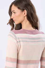 Buzo de tejido fino de algodón con diseño de rayas horizontales en tonos celestes, azules y beige. Presenta cuello redondo, mangas largas y puños en color azul marino.