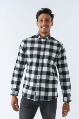 Camisa de hombre a cuadros color rosa, blanco y azul, de corte slim, manga larga, con bolsillo en el pecho y logo bordado.