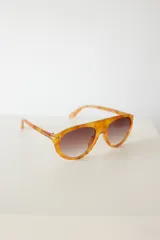 Lentes de sol con armazón de diseño aviador en estampado carey y cristales oscuros con protección UV400.
