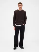 Buzo de punto para hombre, de color azul marino, con cuello redondo y mangas tipo raglán. Presenta puños y ruedo acanalados.