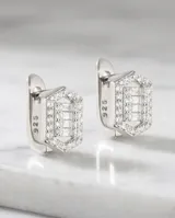 Caravanas de plata 925 con diseño geométrico hexagonal, adornadas con circonias en corte baguette y pavé. Cuentan con cierre catalán.