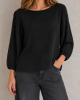 Pantalón de gabardina color verde, de corte recto y tiro alto, con bolsillos delanteros y traseros, presillas para cinto y cierre frontal con botón y cremallera.