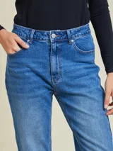 Pantalón de jean azul de corte recto.