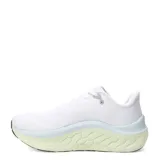 Championes blancos de running New Balance modelo Kaiha, con tecnología Fresh Foam X, exterior de malla ligera y suela de goma resistente.