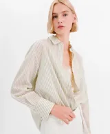 Camisa de manga larga con diseño de rayas verticales en tonos suaves, cuello clásico, cierre frontal con botones y bolsillo ojal en el pecho.