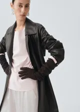 Guantes largos de ante color marrón oscuro, con diseño sin cierre y forro interior.