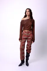 Top de microtul estampado con diseño a cuadros en tonos verde y azul, con escote asimétrico y mangas largas.