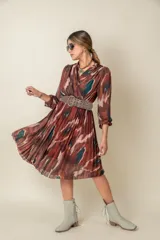 Vestido midi estampado con diseño abstracto en tonos marrones, verdes y blancos. Modelo cruzado con falda plisada y cintura elastizada.