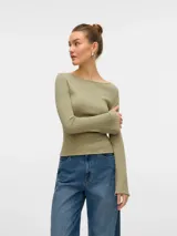 Top de punto acanalado con cuello bote y mangas largas. Confeccionado en una mezcla de viscosa y poliéster, presenta un diseño ajustado y textura suave.