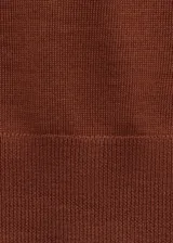 Chaleco de punto de lana 100% color marrón óxido, de manga corta, con cuello en V y ajuste acanalado en el bajo.