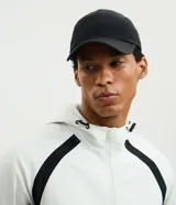 Gorra deportiva de poliamida con visera curva, paneles laterales microperforados para mayor ventilación y regulador trasero ajustable.