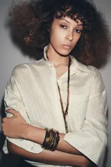 Collar de cadena tipo serpiente en tono dorado, con diseño de eslabones planos entrelazados y detalle decorativo en forma de cabeza de serpiente en el centro.