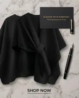 Capa negra de diseño envolvente con un nudo frontal decorativo, confeccionada en tejido suave con caída fluida.