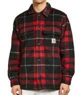 Sobrecamisa a cuadros rojos y negros con dos bolsillos frontales con solapa y logo de Carhartt en el bolsillo izquierdo.