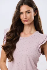 Remera de algodón color beige con sutil estampado, cuello redondo y mangas cortas con doble volado aportando volumen y un diseño femenino.
