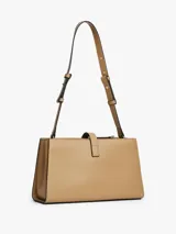 Cartera de hombro rectangular de color beige, confeccionada en poliuretano, con correa ajustable y cierre frontal mediante una tira con herraje metálico dorado con el logo de la marca.