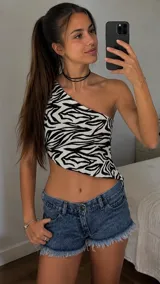 Top de un solo hombro con diseño asimétrico, estampado animal print tipo cebra en blanco y negro, confeccionado en tejido acanalado.