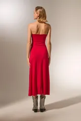 Vestido midi strapless de corte ajustado al cuerpo, confeccionado en tela de poliéster con cierre posterior.