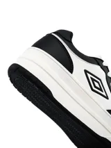 Championes urbanos Umbro modelo Milo-High para mujer, de plataforma, color blanco con detalles en rosado.