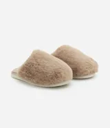 Pantufla cerrada de mujer confeccionada en tejido de peluche suave, con suela de goma termoplástica.