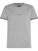 Remera de corte slim confeccionada en puro algodón, con cuello redondo y mangas cortas con ribetes en los colores distintivos de la marca. Presenta el logo de Tommy Hilfiger bordado en el centro del pecho.