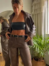 Pantalón de cuero color marrón con textura vintage.