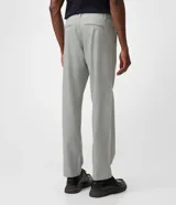 Pantalón de sastrería color gris claro, de corte recto y diseño clásico, con bolsillos laterales y trabillas para cinturón.