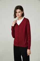 Cárdigan color beige con escote en V y cierre frontal con botones.